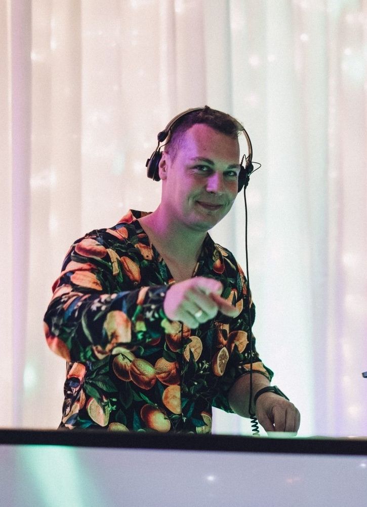 Fenyvesi Zsolt a DJ-pult mögött