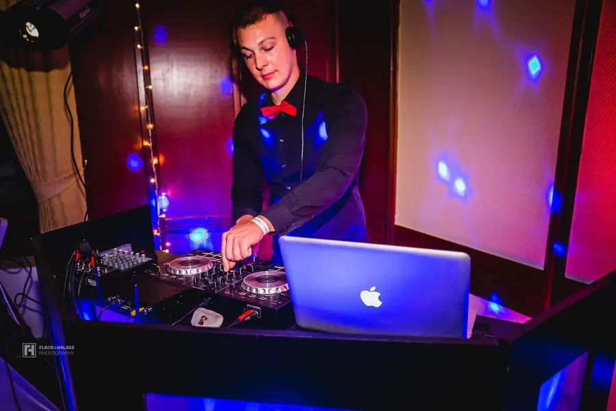 Esküvői DJ fotó – Fenyvesi Zsolt, buli és fénytechnika