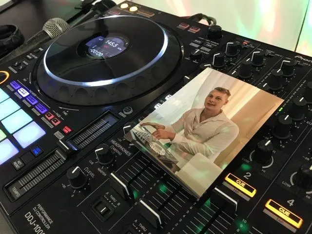 Esküvői DJ fotó – Fenyvesi Zsolt, buli és fénytechnika