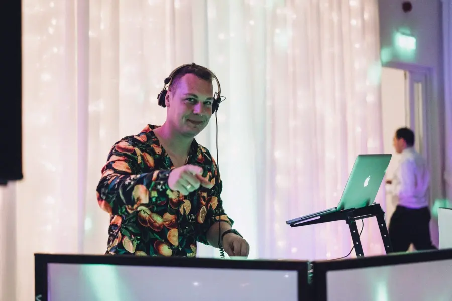 Esküvői DJ fotó – Fenyvesi Zsolt, buli és fénytechnika
