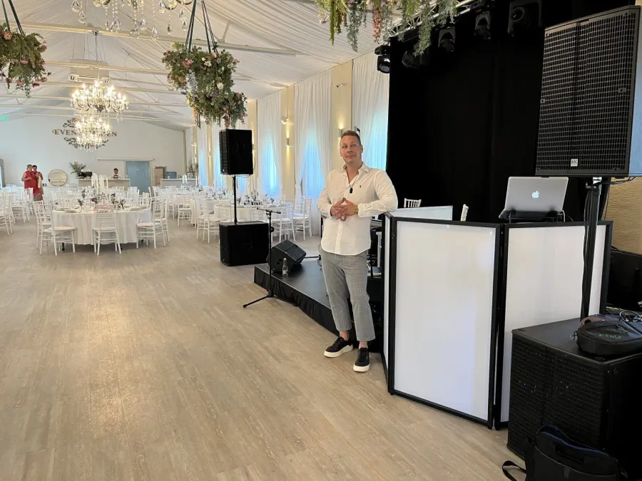 Esküvői DJ fotó – Fenyvesi Zsolt, buli és fénytechnika