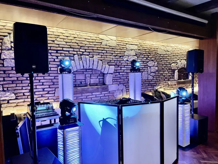 Esküvői DJ fotó – Fenyvesi Zsolt, buli és fénytechnika
