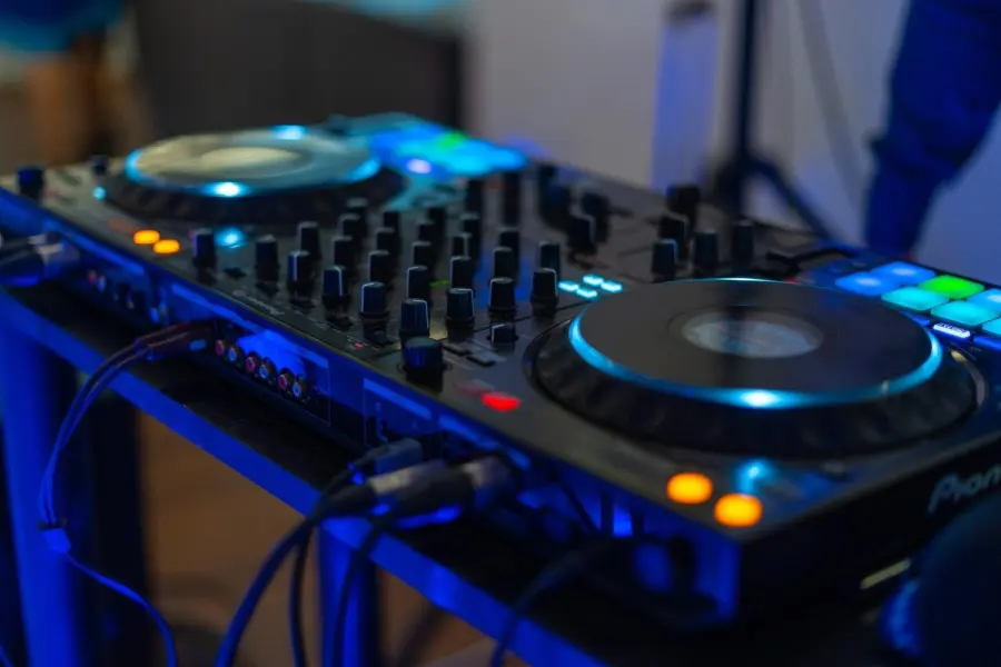 Esküvői DJ fotó – Fenyvesi Zsolt, buli és fénytechnika