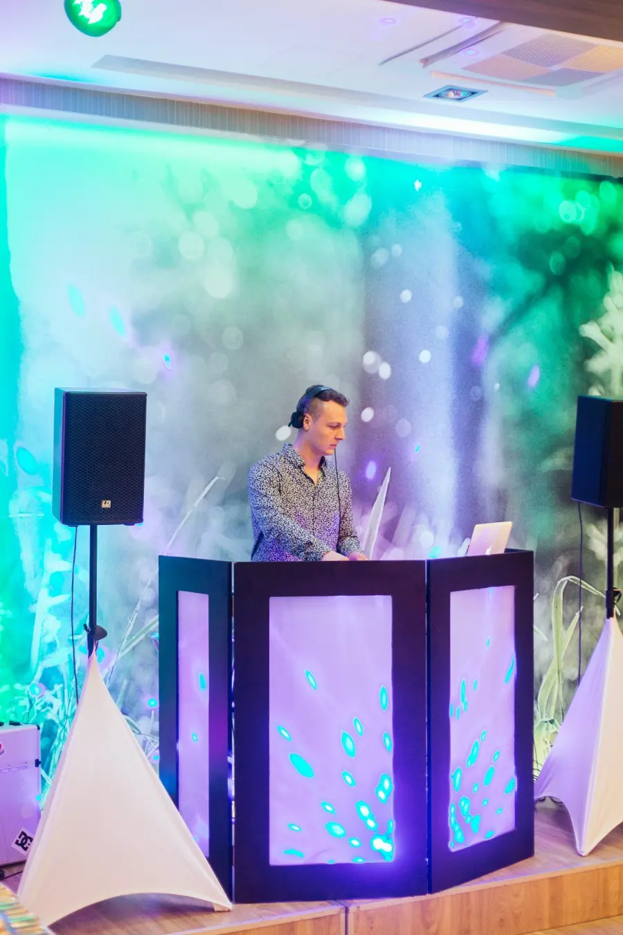 Esküvői DJ fotó – Fenyvesi Zsolt, buli és fénytechnika